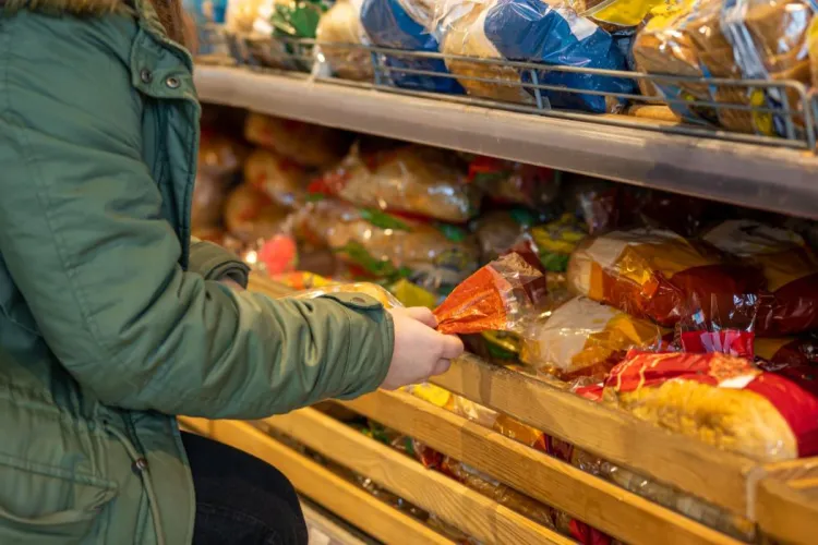 Reacția patronilor străini ai Vel Pitar după ce pâinea a fost retrasă din magazine: Ce spun despre fragmentele de plastic găsite în produs