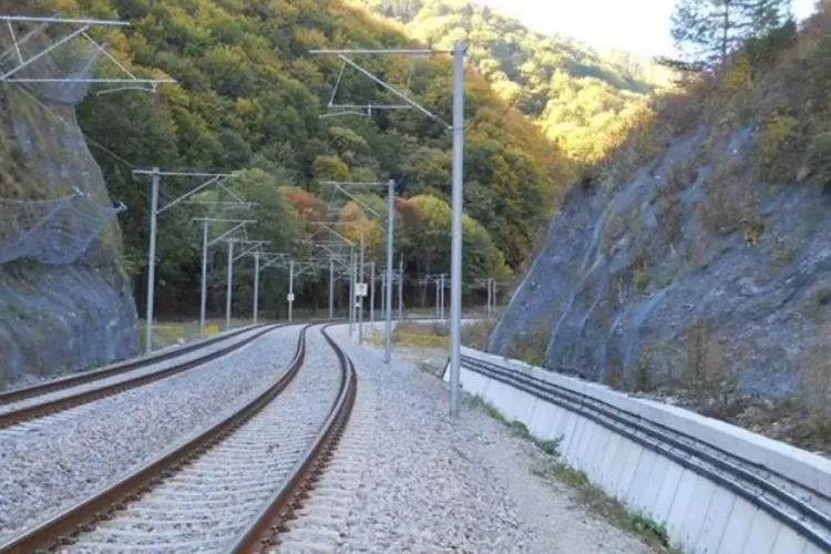 Lucrările întârziate la calea ferată Cluj – Oradea pun în pericol fonduri de miliarde din PNRR. Premierul cere sancțiuni dure pentru constructori