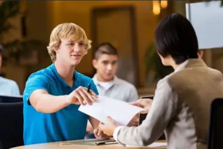 Care sunt facultățile în urma cărora absolvenții obțin cele mai mici venituri: Nu toate diplomele universitare deschid uși spre salarii mari!