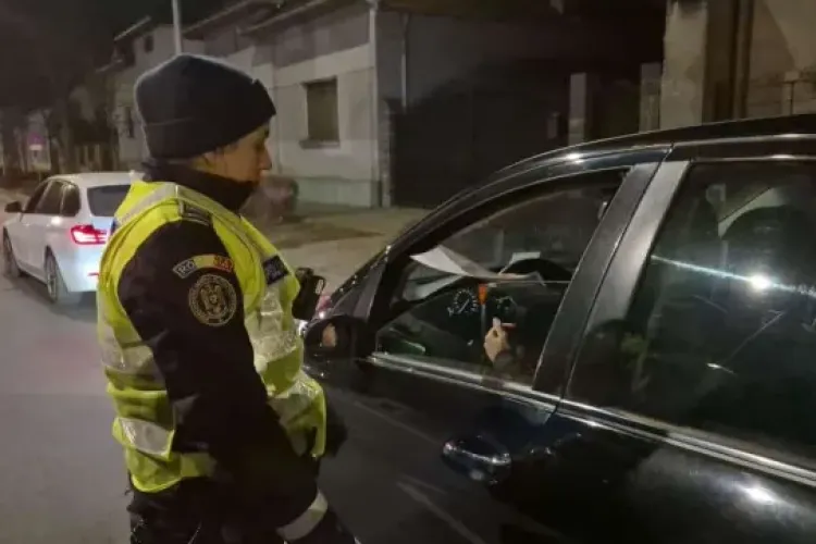 Pericol public pe patru roți! Un tânăr a fost prins în timp ce conducea o mașină cu numere false, iar mașina a fost radiată din 2025 