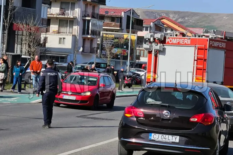 Accident grav în Cluj! Un tânăr motociclist a ajuns la spital în urma unui imapct dintre două mașini: „Viteza este un pericol zilnic!”