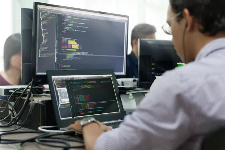 IT-ist cu o firmă cu 14 angajați, din care au rămas doar 4,  concluzie amară pentru colegii de breaslă. „Mai bine vă apucați rapid să învățați zidărie”