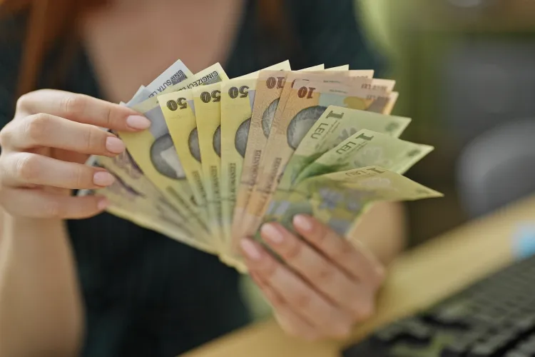 De la 1 iulie, românii plătiți cu salariul minim vor primi mai mult. Ce sumă netă intră în cont și cu cât crește față de iunie 2026