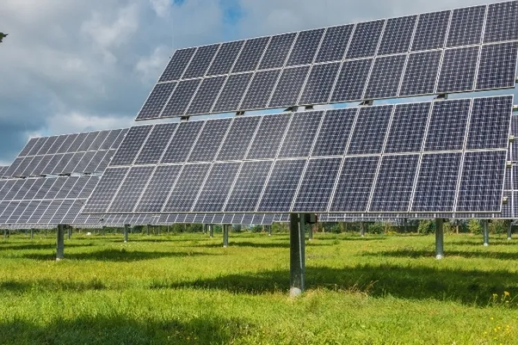 O comună din Cluj scapă de facturile uriașe la curent! Parcul fotovoltaic de 200 kWp va alimenta toate instituțiile publice din Rîșca