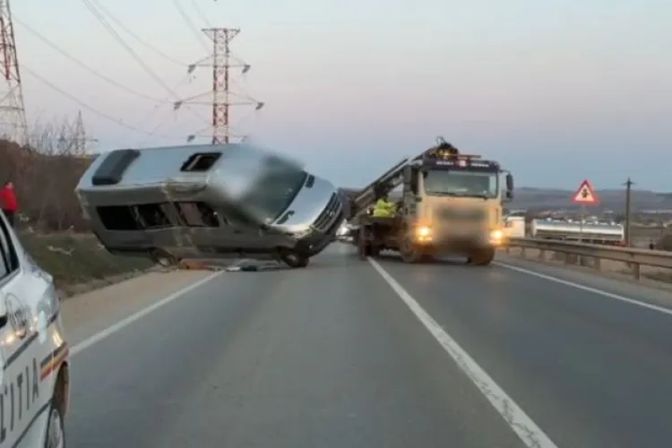 VIDEO Operațiune dificilă de eliberare a centurii Cluj - Apahida după accidentul între microbuzul cu 10 pasageri și o autoutilitară