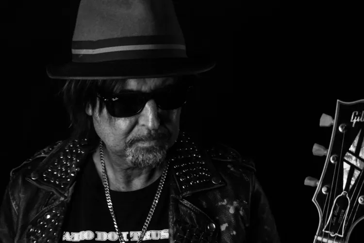 A murit Phil Campbell, legendarul chitarist al trupei de heavy metal Motorhead. Acesta a suferit o operație complexă și a ajuns la terapie intensivă