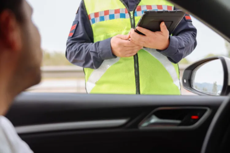 Tot mai mulți șoferi din Cluj prinși fără centură de siguranță, cu ochii în telefon sau fără cască pe motocicletă: Polițiștii nu i-au iertat