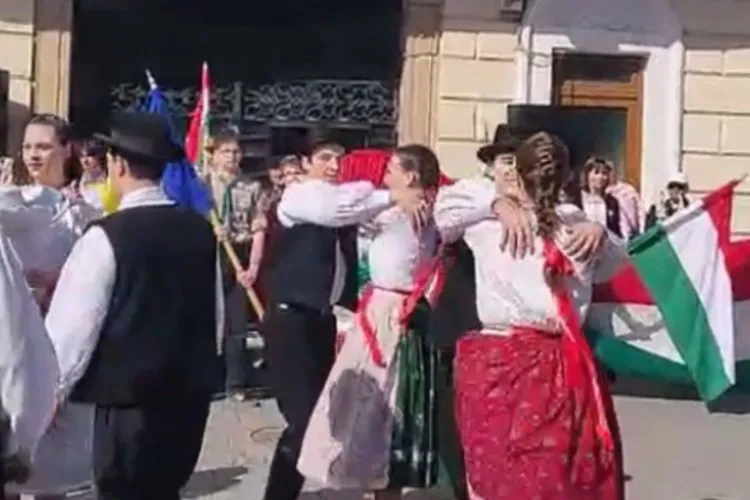 VIDEO. Ziua Maghiarilor de Pretutindeni e sărbătorită cu fast la Cluj! Paradele, dansurile și cântecele îi încântă pe clujeni