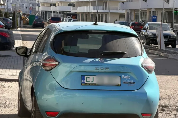 Nesimțire totală în traficul din Cluj! Comportamentul agresiv al unui șofer Bolt a pus în pericol un copil în cărucior: „A aruncat cu pietre de pe stradă”