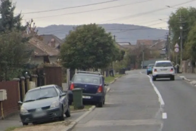 Coșmar pentru pietoni pe o stradă din Cluj! Mașini parcate haotic și viteză excesivă a șoferilor le pun în pericol viața: „Nu mai avem pe unde trece”