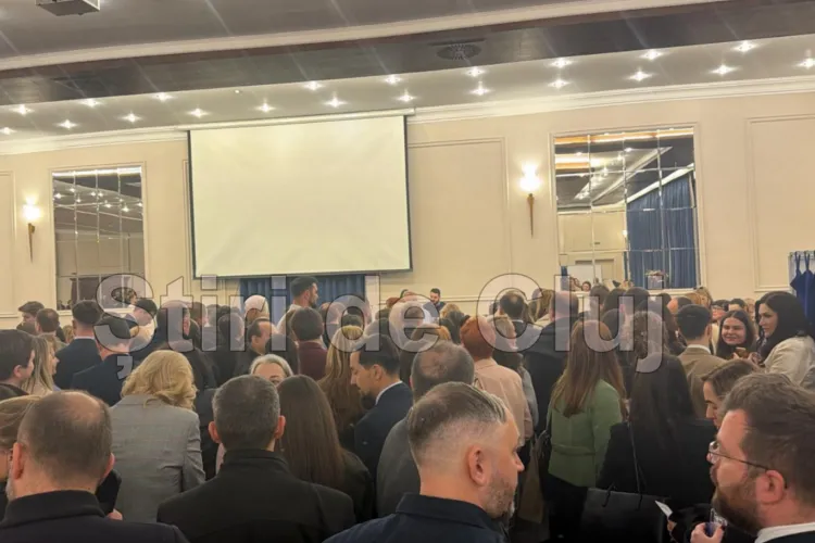 VIDEO. Haos la alegerile din Baroul Cluj: Avocații au stat ore întregi la coadă să voteze!Doar 8 ștampile pentru 1000 de avocați. Călin Budișan, ales decan