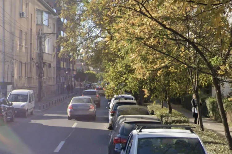 Strada din Cluj unde șoferii zboară printre blocuri! Șocuitorii cer limitatoare de viteză și o trecere de pietoni de urgență: „Sunt foarte mulți copii”