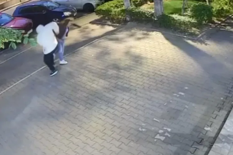 Bătrână atacată în plină zi într-un parc din Cluj: Un tânăr a sărit la ea și i-a smuls cerceii din urechi, rupându-i lobul urechii. A fost dusă la spital