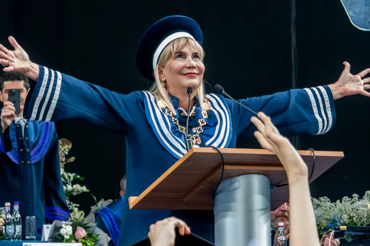 VIDEO. Povestea fascinantă de viață a rectorului UMF Cluj Anca Dana Buzoianu: Cum a trecut de la agent de circulație la muzică, iar mai apoi la medicină