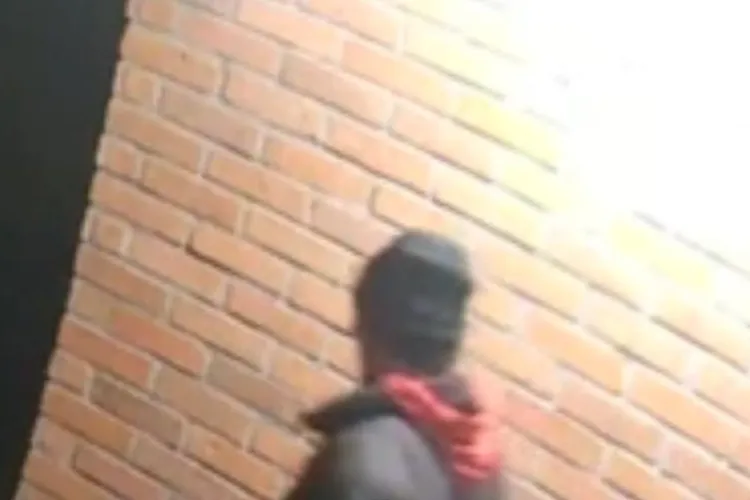 A ieșit la furat în miez de noapte pe o stradă din Cluj! Poliția a pornit o anchetă și caută martori: „Trebuie găsit!”