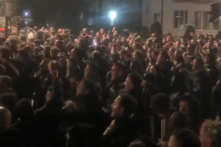 VIDEO. Bucurie de suporteri înaintea derby-ului din play-off U Cluj-CFR Cluj. Mii de fani „U” Cluj au mers în marș spre Cluj Arena și au „cucerit” orașul! 