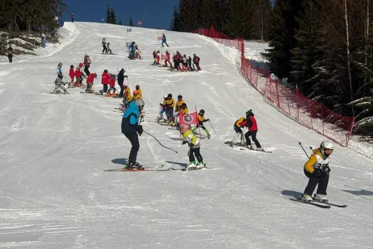 Finala Mini Cupa României la schi are loc la Buscat, Cluj, în acest weekend. Cei mai talentați mici schiori se „luptă” pentru marele premiu