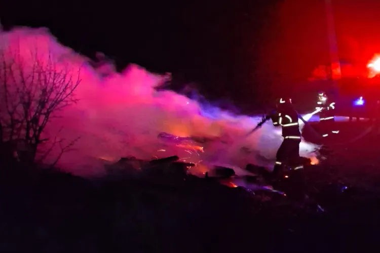 Incendiu- O rulotă a luat foc azi-noapte în Huedin, județul Cluj. A ars complet. Un bărbat care a suferit arsuri a fost transportat de urgență la spital