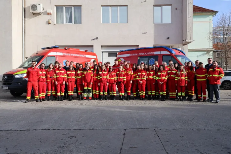 Cine sunt oamenii care fac gărzi SMURD noaptea și merg a doua zi în școli să salveze vieți prin educație? Povestea voluntarilor din Cluj