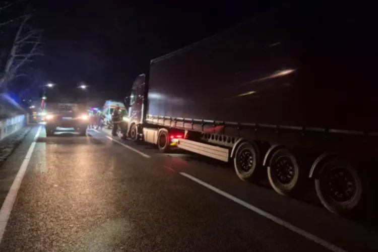 Drumul morții E60 Cluj-Oradea: Accident în urmă cu puțin timp la Negreni. Două mașini și un TIR implicate. Traficul este complet blocat