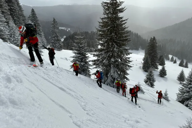 Cine sunt cei doi clujeni care au trecut testul suprem în Bucegi și au devenit salvatori montani atestați: Doi ani de pregătire pentru un atestat