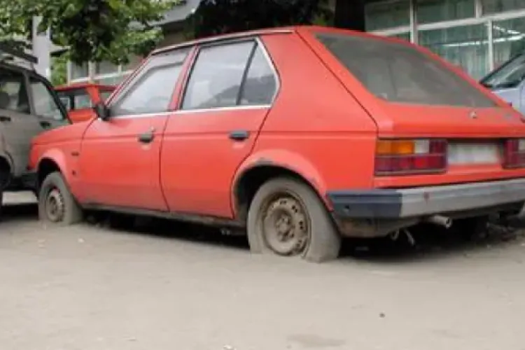 Problema mașinilor abandonate revine în Cluj-Napoca! Clujenii trag un semnal de alarmă: „Sunt lăsate cu lunile pe stradă” 