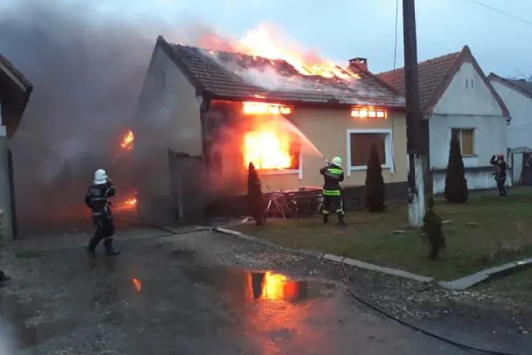 Incendiu violent la o casă din județul Cluj! Acoperișul a luat foc pe 100 de metri pătrați, trei autospeciale intervin în aceste momente