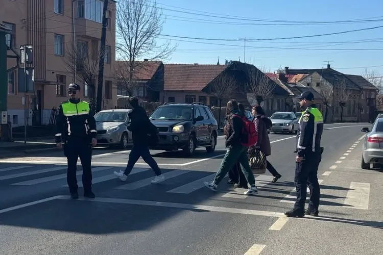Polițiștii clujeni au luat cu asalt școlile din Cluj: Aceștia au venit cu un avertisment serios pentru elevi despre bullying și substanțe interzise 