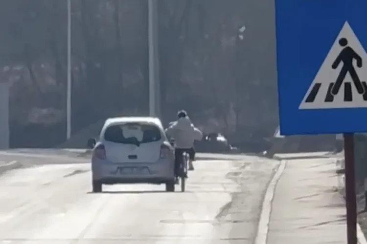VIDEO. Inconștiență totală în Cluj! Un copil pe bicicletă este tras de o mașină pe strada Eroilor: Cine răspunde dacă se întâmplă o tragedie?