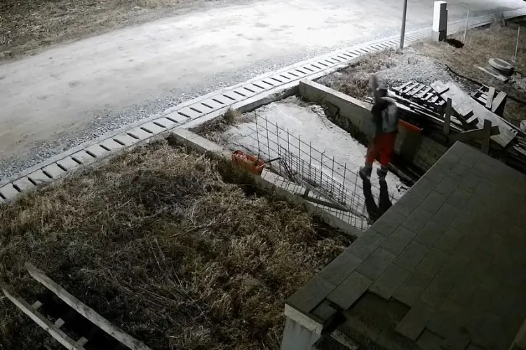 VIDEO Cluj: Un bărbat „se servește” cu lucruri din curțile caselor din Chinteni. Atenție la obiectele lăsate nesupravegheate în Cluj!