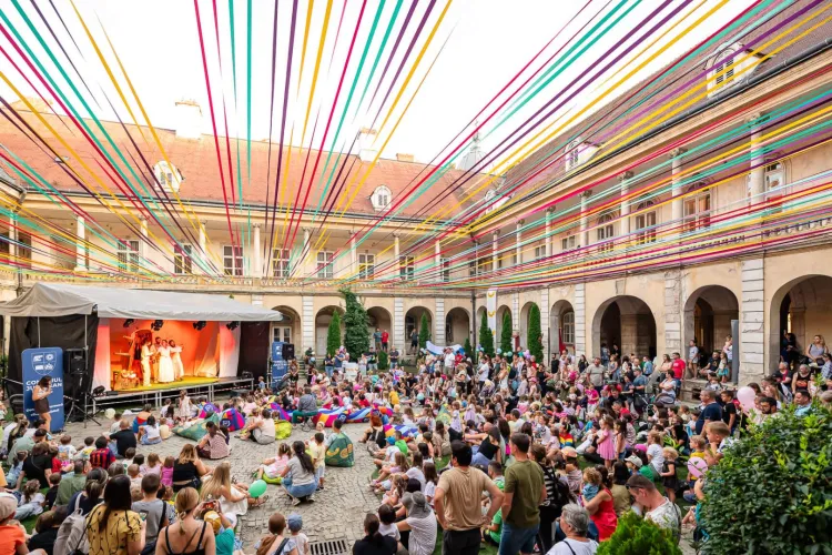 S-au deschis înscrierile pentru WonderPuck 10: artiști din toată lumea sunt invitați să transforme din nou Clujul într-o scenă uriașă de teatru 