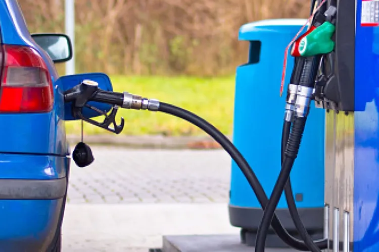 „Lovitură” grea pentru șoferii români: Benzina a trecut de 8,30 lei, iar motorina se apropie de 9 lei în multe stații