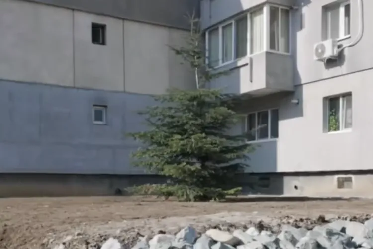 VIDEO. O comună din Cluj scapă de beton! Primăria a început să transforme spațiile gri dintre blocuri în parcuri și zone verzi pentru locuitori