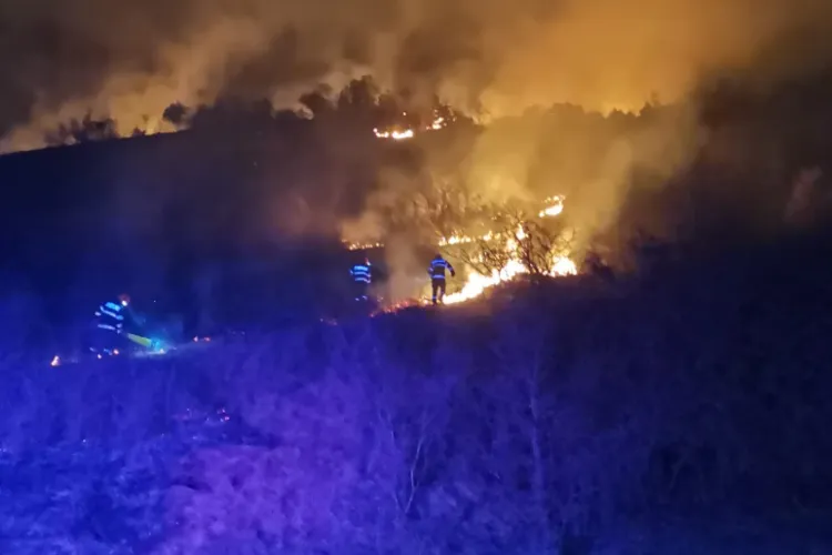 VIDEO. Incendiu URIAȘ acum în Baciu, Cluj. Intervenție extremă a pompierilor clujeni! S-au suplimentat forțele: 18 pompieri, 4 autospeciale la fața locului
