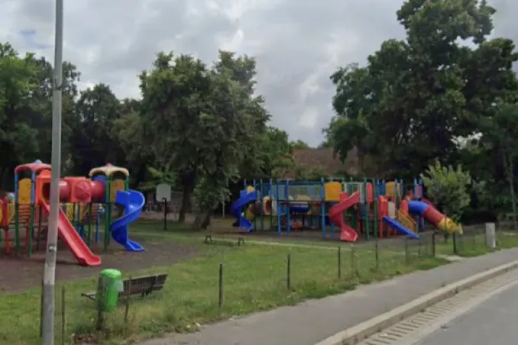 Singurul parc pentru copii din Dâmbul Rotund, Cluj-Napoca, este într-o stare revoltătoare: „Copiii cad direct pe pământ de pe tobogan!”