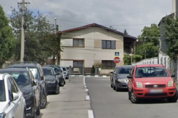 Coșmar pentru șoferii din Cluj! O stradă întreagă blocată de mașini parcate haotic: „Se circulă doar pe o bandă, iar la intersecție intri pe contrasens