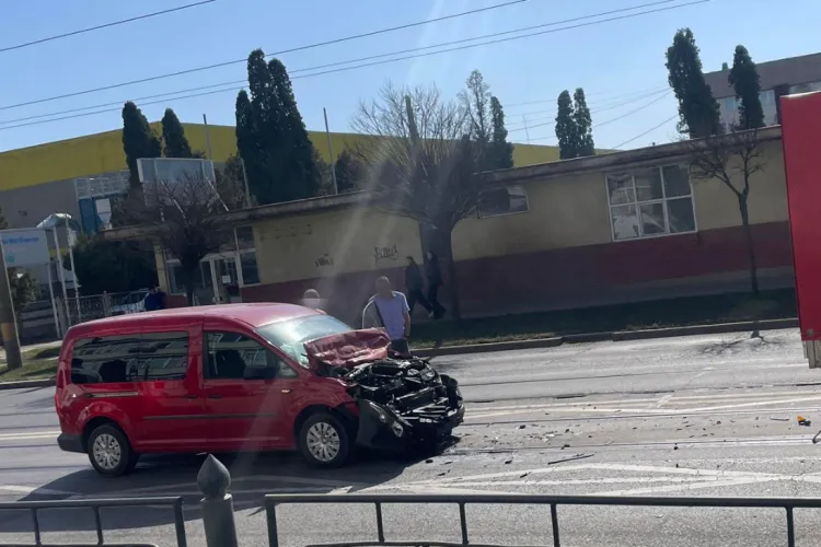 Accident pe Bulevardul Muncii din Cluj‑Napoca, în urmă cu puțin timp. Autoritățile recomandă: Circulați cu prudență!