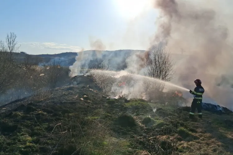 ISU Cluj intervine pentru stingerea incendiilor de vegetație uscată: 10 focare stinse într-o singură zi. Clujenii sunt rugați să respecte regulile