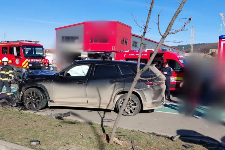 VIDEO. Cum s-a produs accidentul grav din Florești, Cluj, care a implicat două autoturisme, iar un bărbat a rămas prins între fiarele mașinii