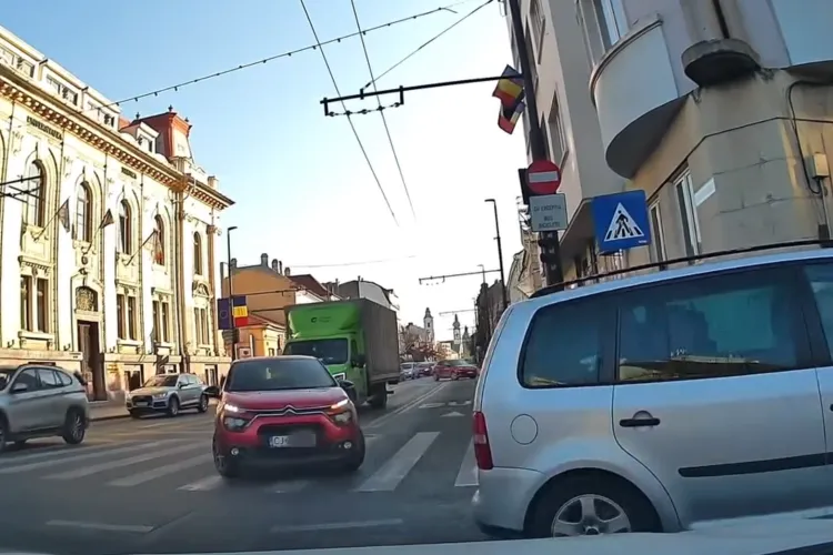 VIDEO. Taximetrist clujean, furios pe șoferul care i-a luat fața și l-a bocat pe banda de autobuz! Clujenii i-au sărit în cap: „Tu ce căutai pe interzis?”