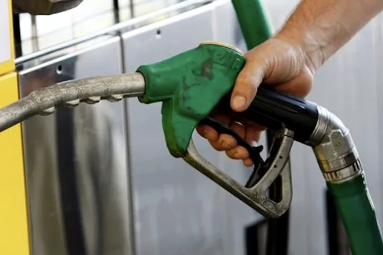 Prețul la pompă crește iar în România și va mai crește! Un expert explică de ce plătești scump deși o parte din combustibil vine din țară