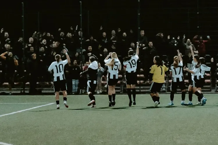 Universitatea Cluj învinge pe CFR Cluj cu 7-1 la fotbal feminin. Suporterii încep să viseze frumos: „Jumate să dăm mâine la băieți” / „Azi o să fie invers”