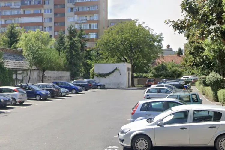O parcare din Cluj coșmar pentru părinți: Copiii se joacă afară, mașinile vin în viteză prin curte: „Nu vrem să se întâmple o nenorocire ca pe Moților”