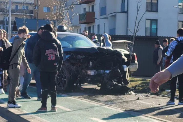 Vinerea cu ghinion în Cluj: Un accident a avut loc în urmă cu puține momente în Florești, iar o mașină s-a făcut praf și pulbere
