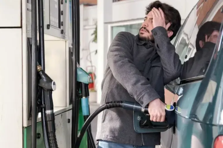 Alertă economică! Carburanții ating maxime istorice, iar Guvernul caută soluții de urgență. Benzina și motorina se apropie de 10 lei pe litru 