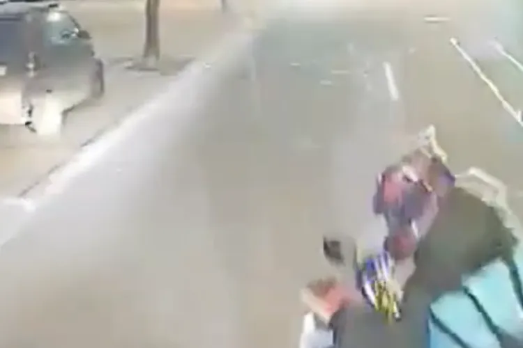 VIDEO. Curier pe scuter, la un pas să fie călcat în Cluj! A tăiat 3 benzi fără să se asigure deloc: „Trebuie verificat, nu cred că are carnet!”