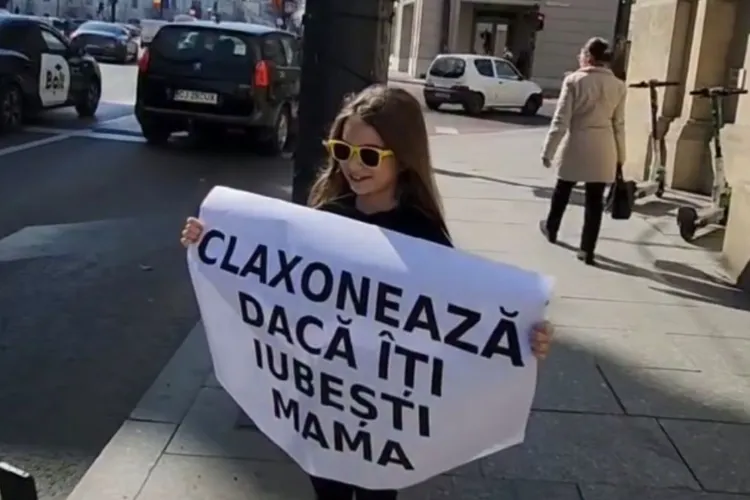 VIDEO. Ilinca, minunăția de fată care a adus zâmbete pe fețele clujenilor de 8 martie: „Claxonează dacă îți iubești mama”. Și claxoanele au răsunat!