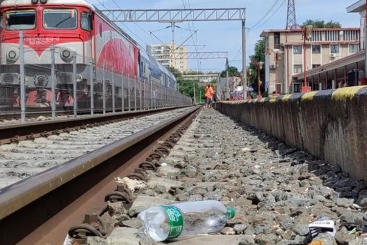 Un municipiu din Cluj vrea să scape complet de gunoaiele de pe căile ferate: De ce sunt atât de periculoase gunoaiele aruncate aiurea