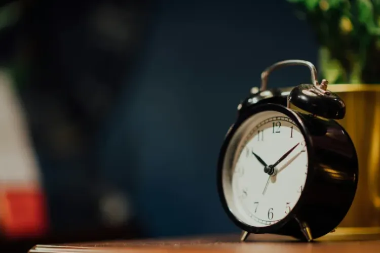 Se dau ceasurile înainte! Când trece România la ora de vară în 2026 și cum ne afectează schimbarea