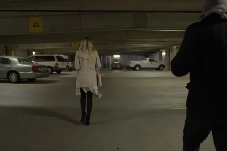 Un clujean a pândit o femeie noaptea pe stradă, a intrat cu forța peste ea în acasă și a bătut-o ca să-i fure telefonul: Povestea dramatică a unei turiste